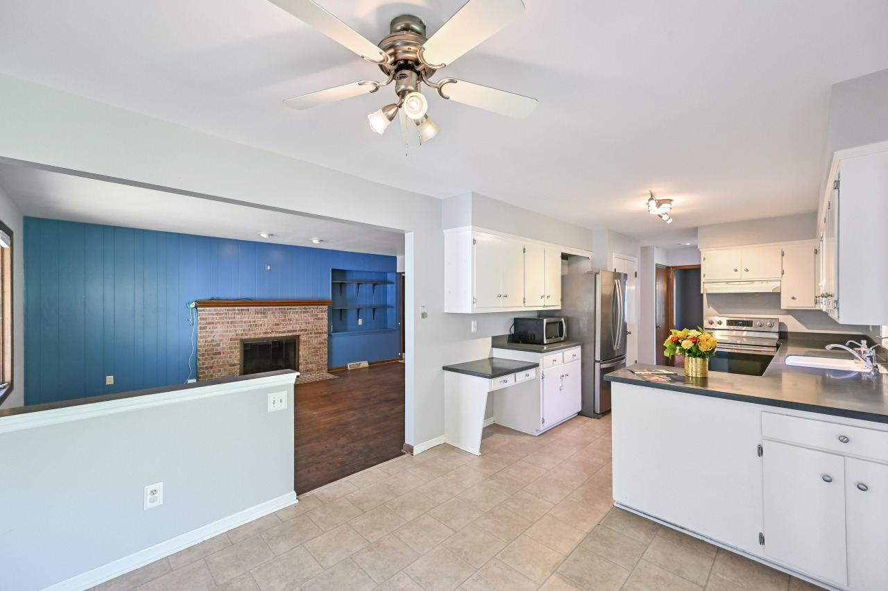 502 E Bradley Rd
