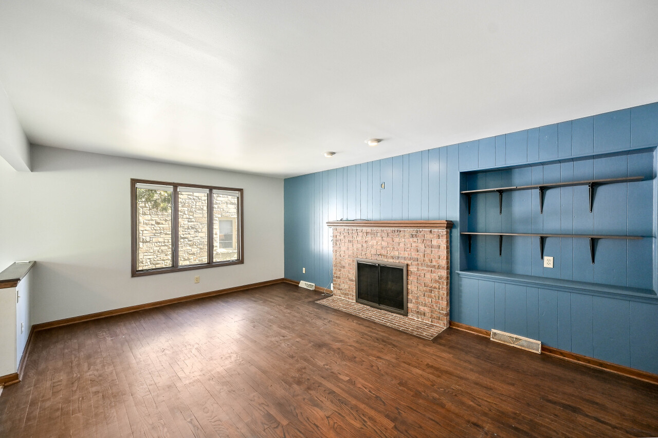 502 E Bradley Rd