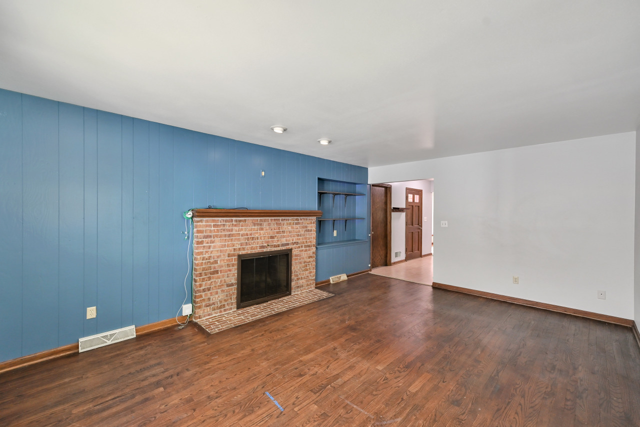 502 E Bradley Rd