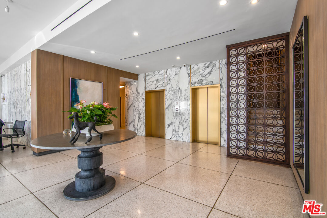 8787 SHOREHAM DR Unit: B6