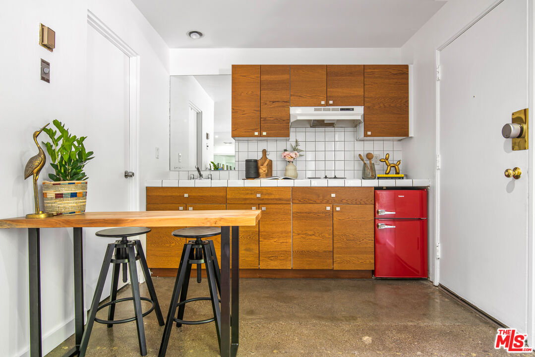8787 SHOREHAM DR Unit: B6