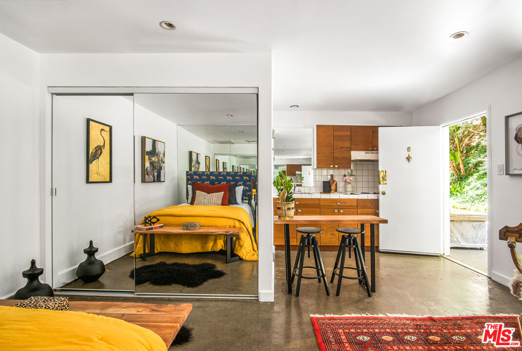 8787 SHOREHAM DR Unit: B6