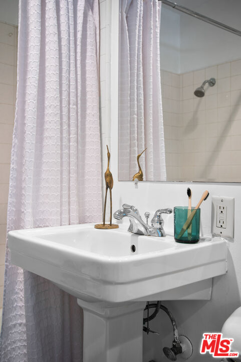 8787 SHOREHAM DR Unit: B6
