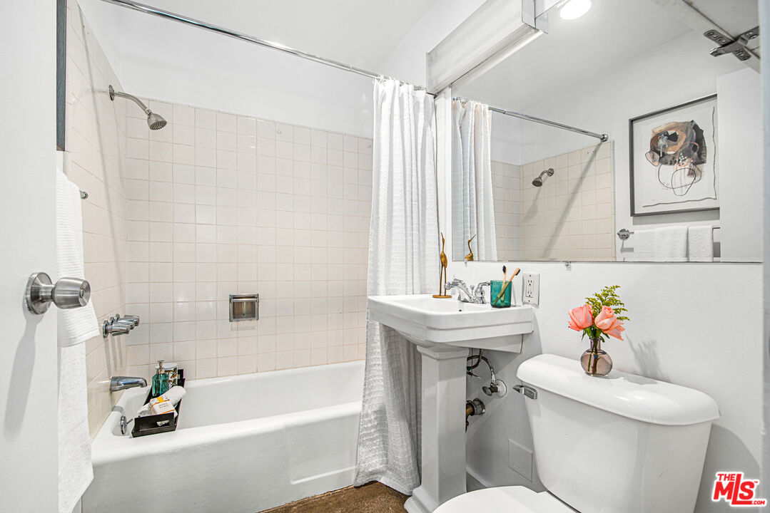 8787 SHOREHAM DR Unit: B6