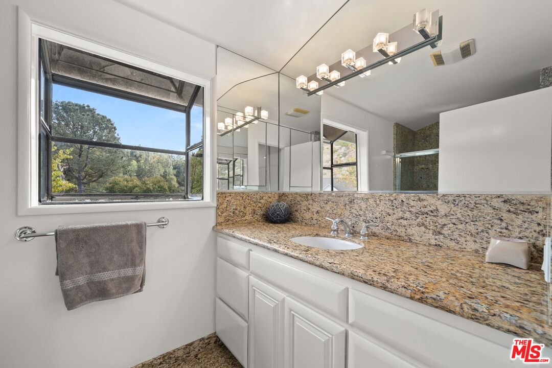 2133 EL ROBLE LN
