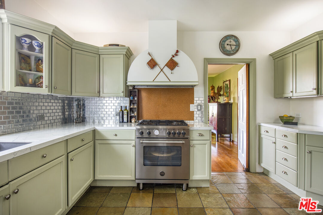 2882 Belden Dr
