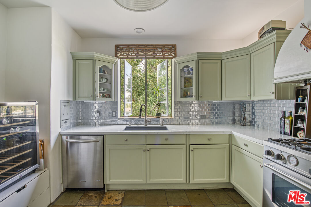 2882 Belden Dr