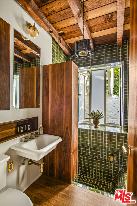 8027 Willow Glen Rd