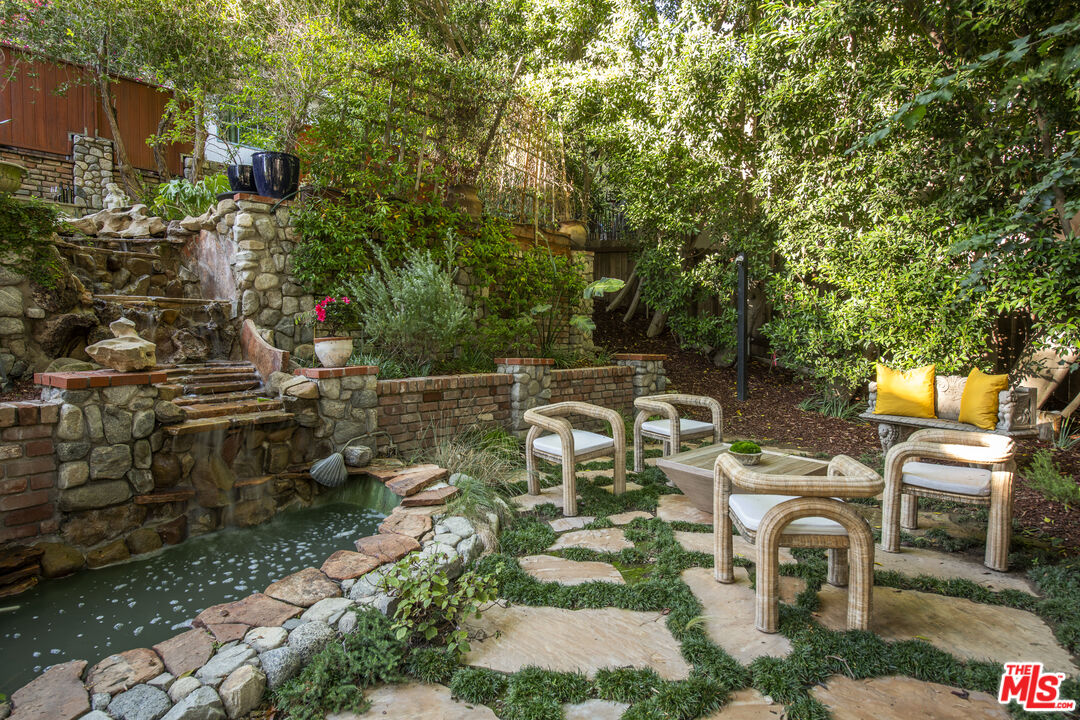8027 Willow Glen Rd