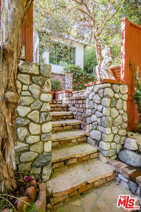 8027 Willow Glen Rd