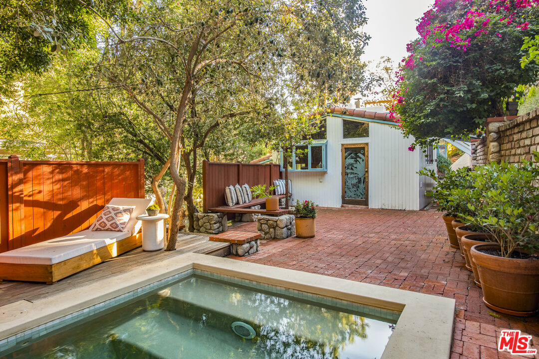 8027 Willow Glen Rd
