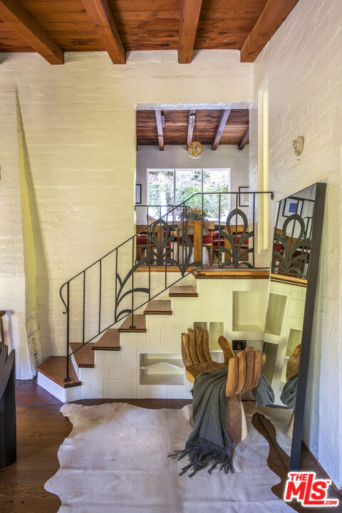 8027 Willow Glen Rd