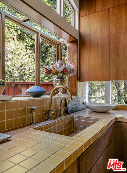 8027 Willow Glen Rd