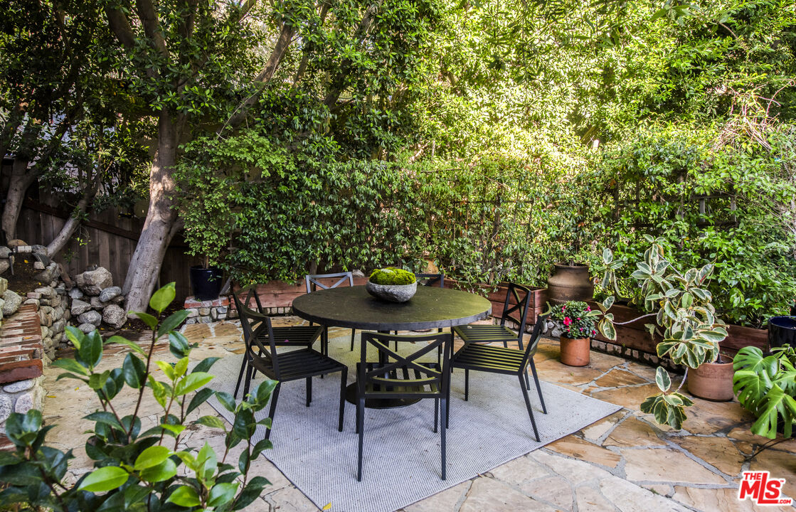 8027 Willow Glen Rd