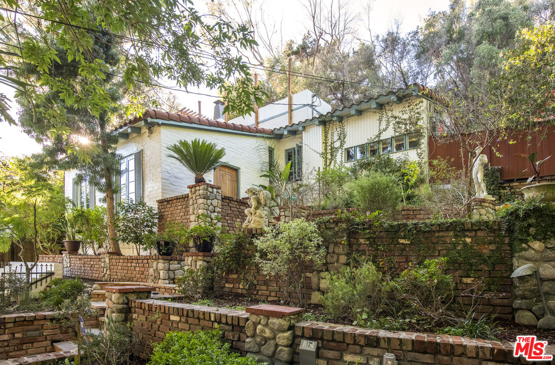8027 Willow Glen Rd
