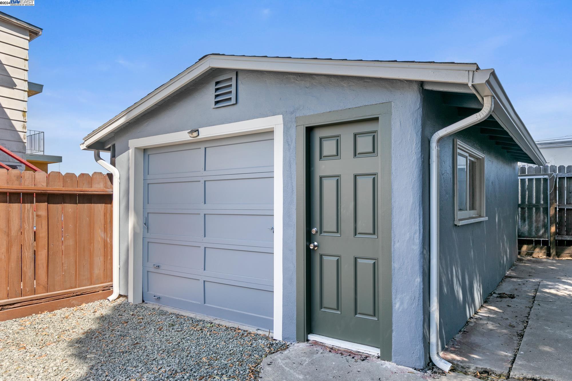 1119 Seminary Ave, Oakland