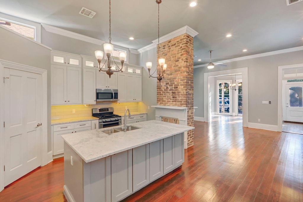 919 N DORGENOIS Street