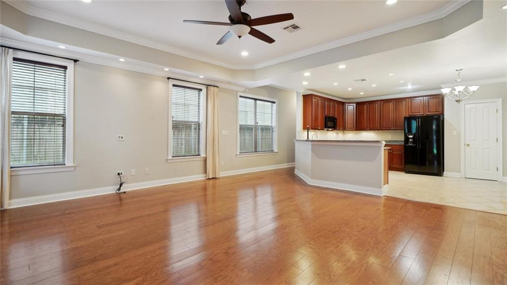 829 N WOODLAWN Avenue