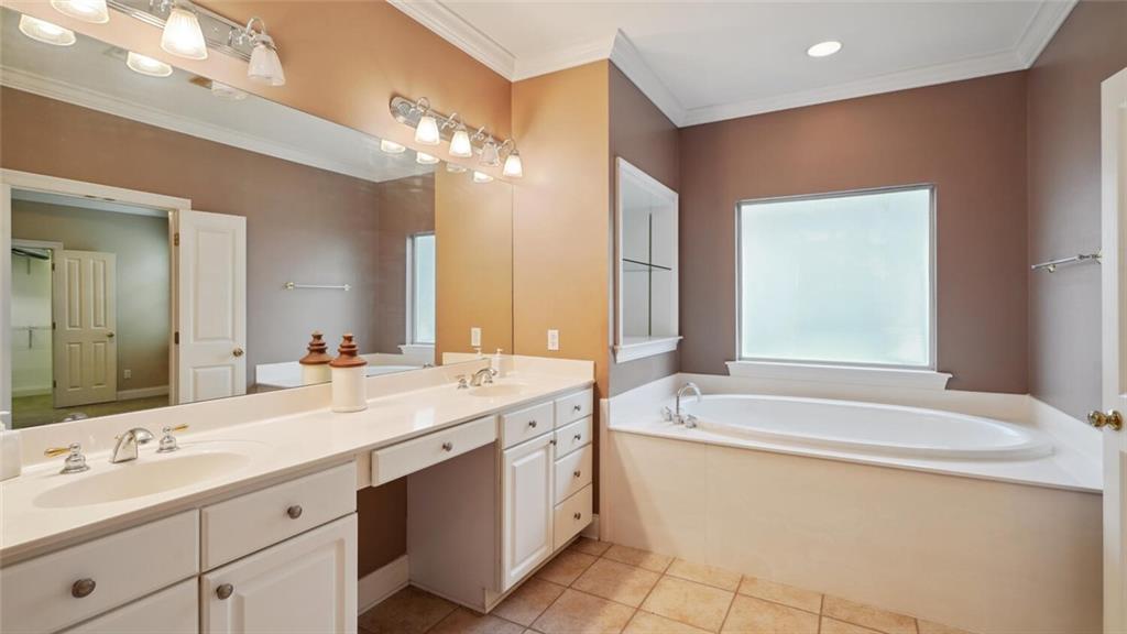 829 N WOODLAWN Avenue