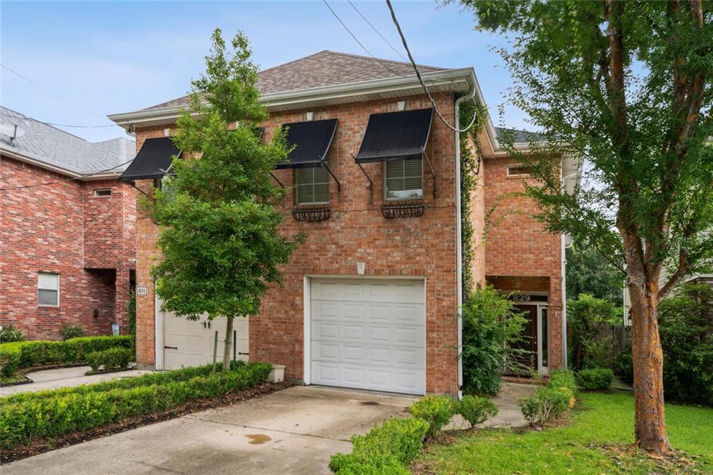 829 N WOODLAWN Avenue