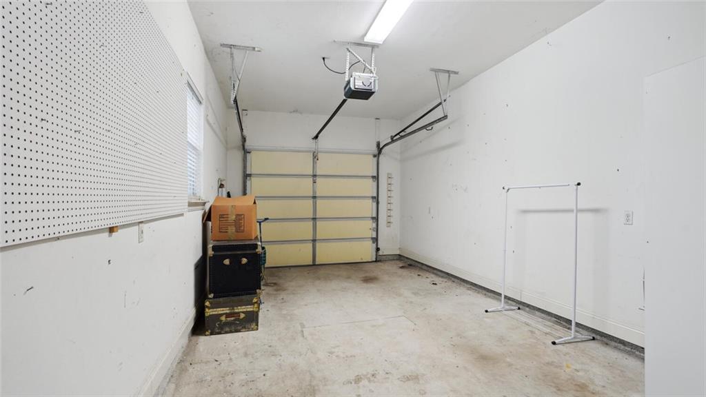 829 N WOODLAWN Avenue