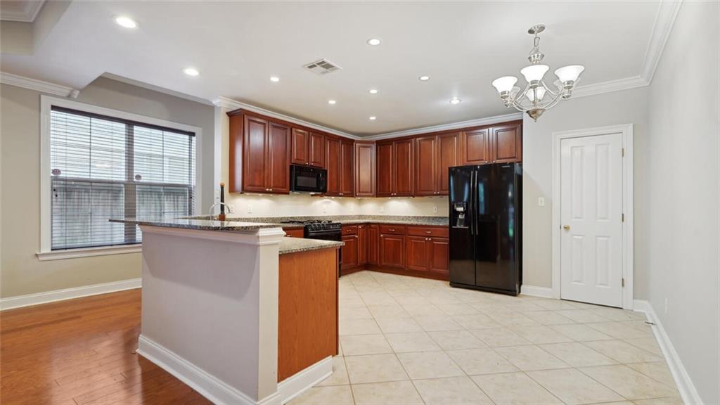 829 N WOODLAWN Avenue