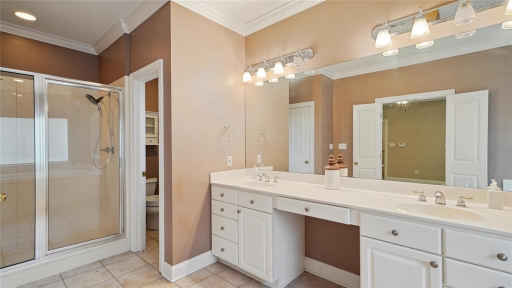 829 N WOODLAWN Avenue