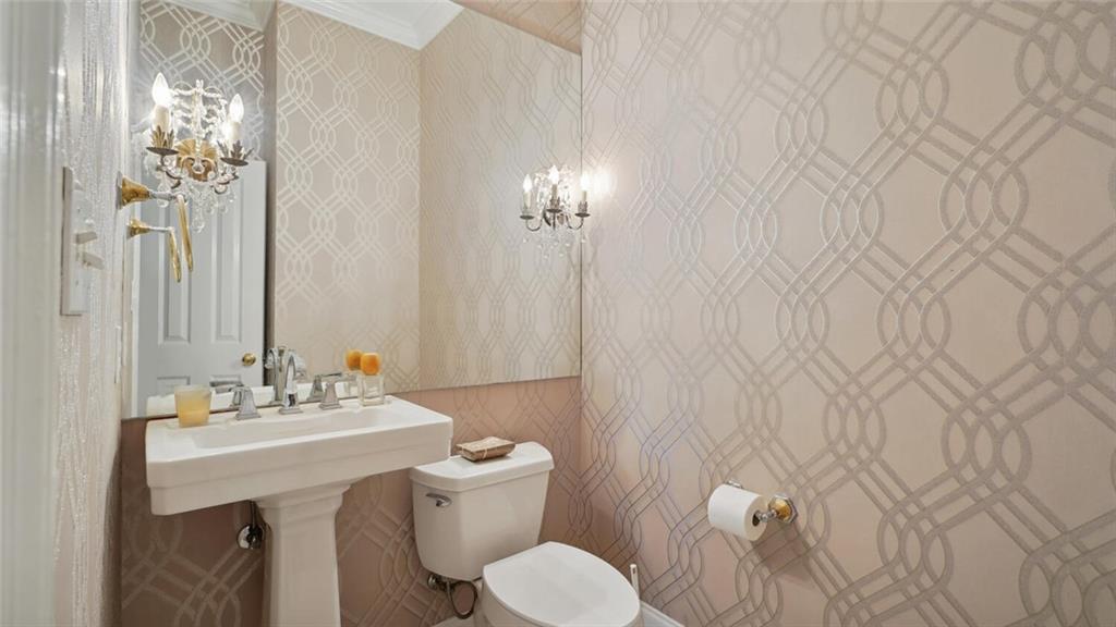 829 N WOODLAWN Avenue