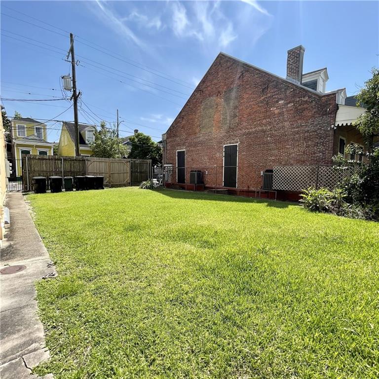 1817 DAUPHINE Street