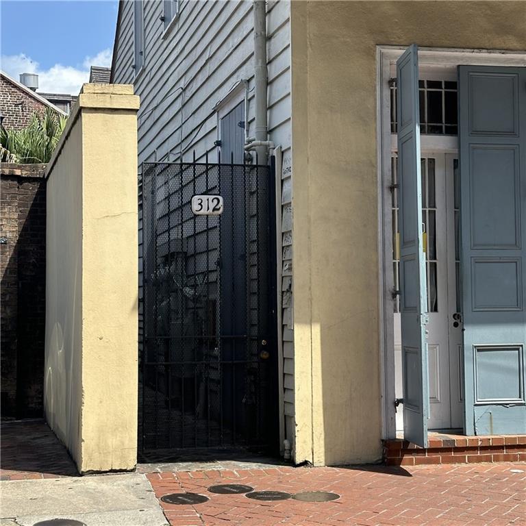 312 DAUPHINE Street
