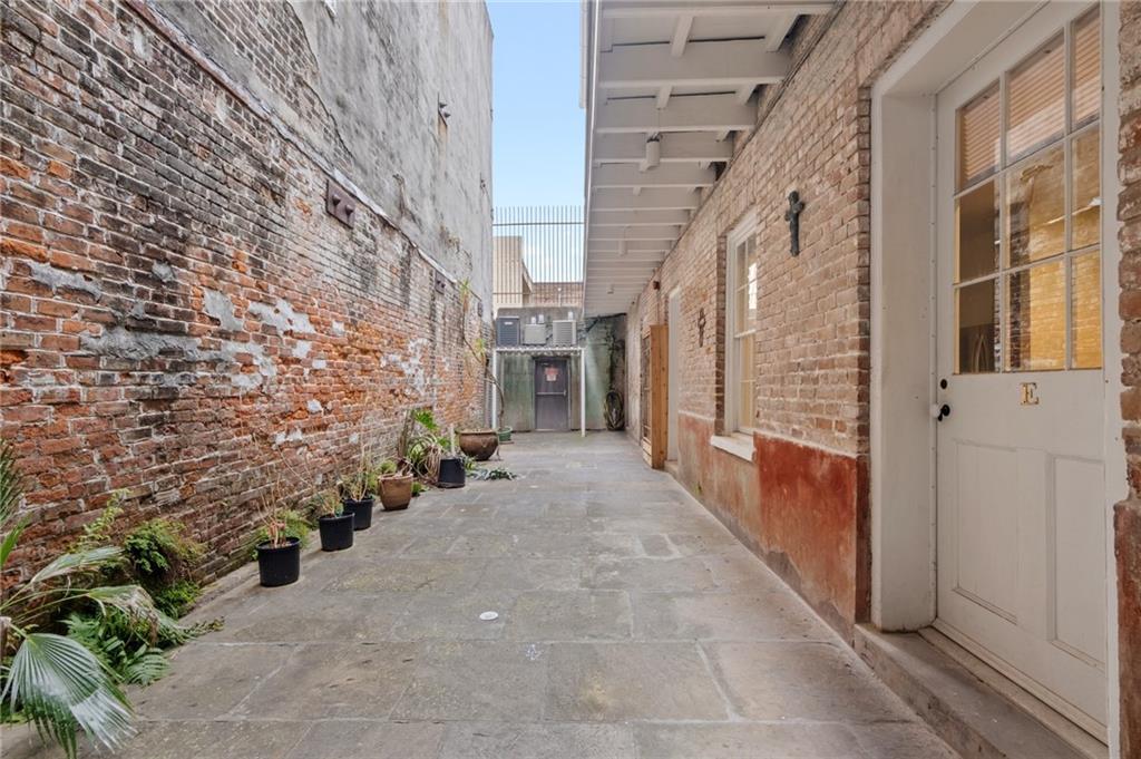 612 JULIA Street E