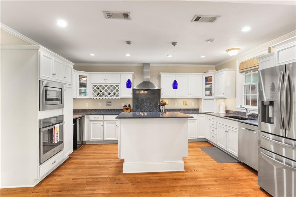 6035 LOUIS XIV Street