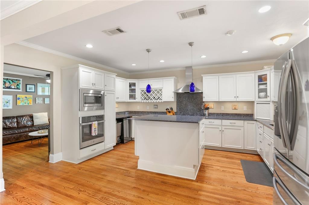 6035 LOUIS XIV Street