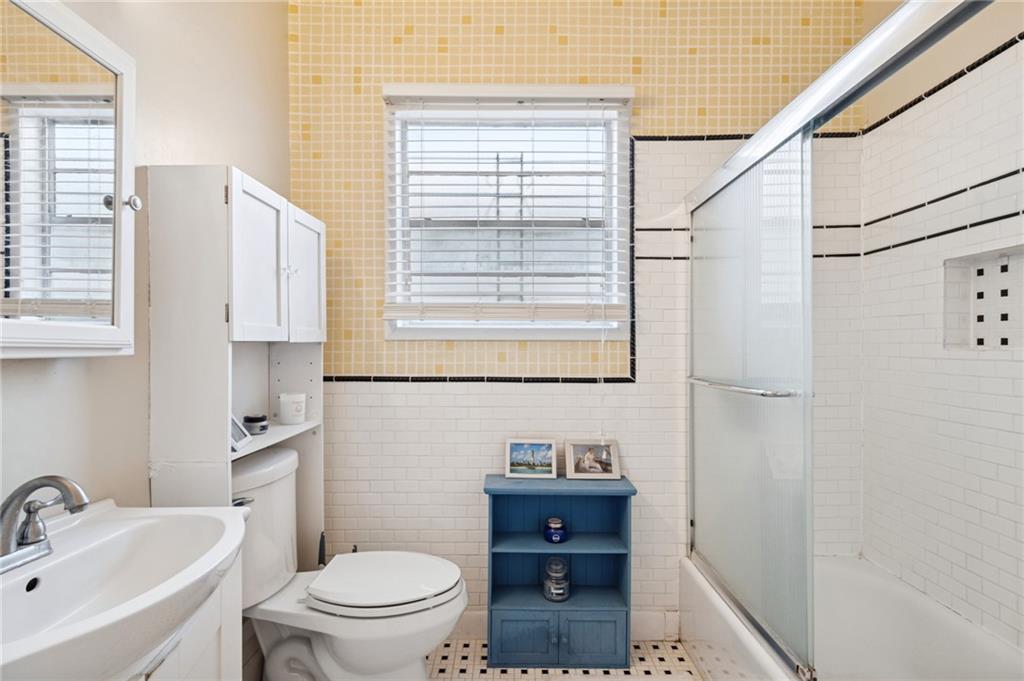 1824-26 BURDETTE Street