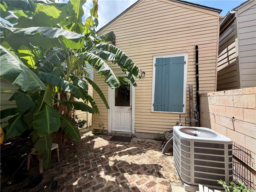 518 DAUPHINE Street