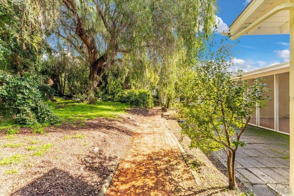 1222 Oak Dr