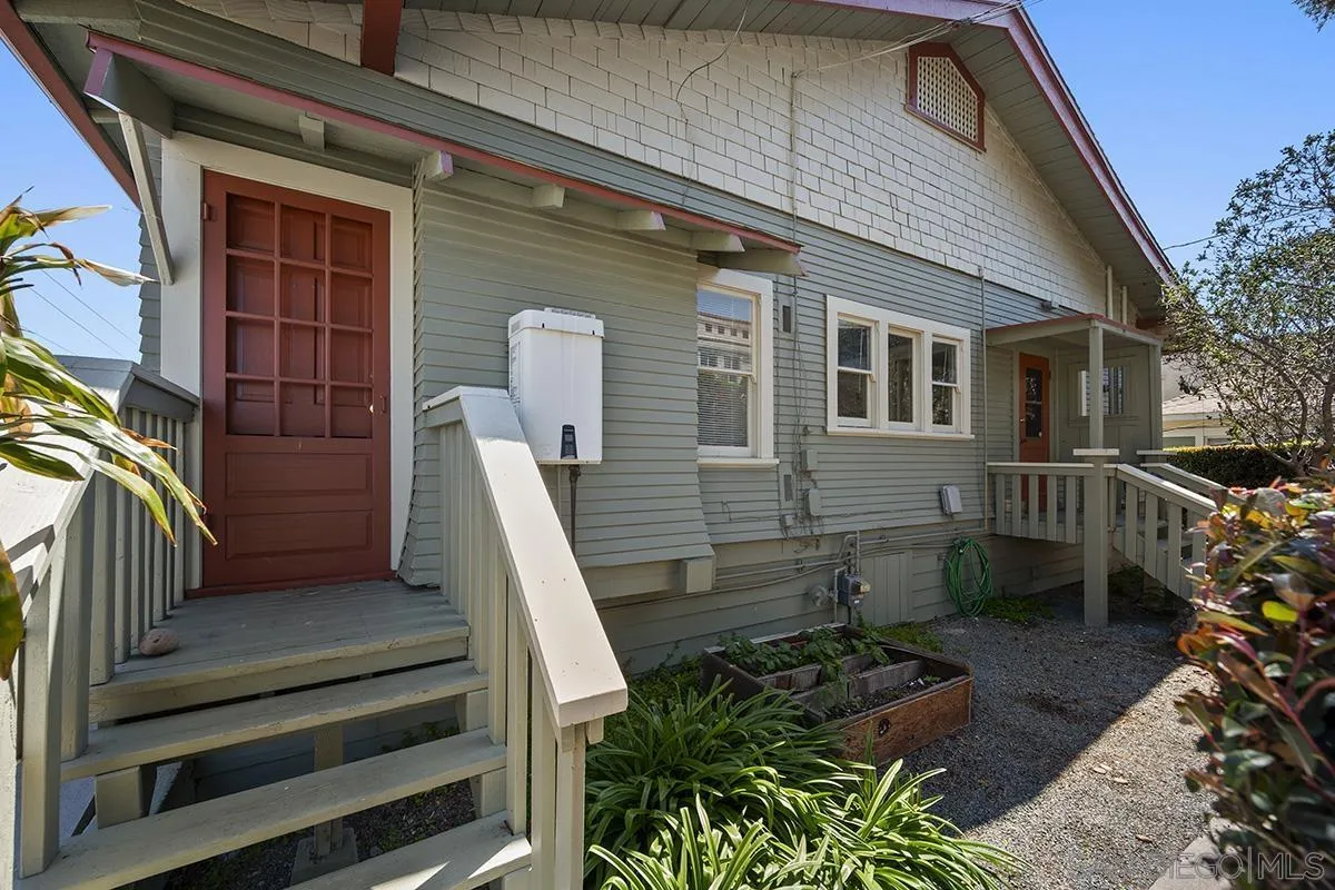 1821-25 Cypress Ave