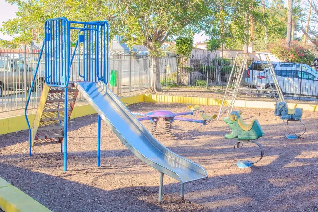 879 W San Ysidro Blvd Unit: 10