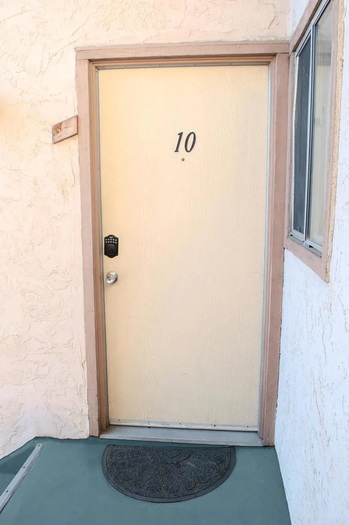 879 W San Ysidro Blvd Unit: 10