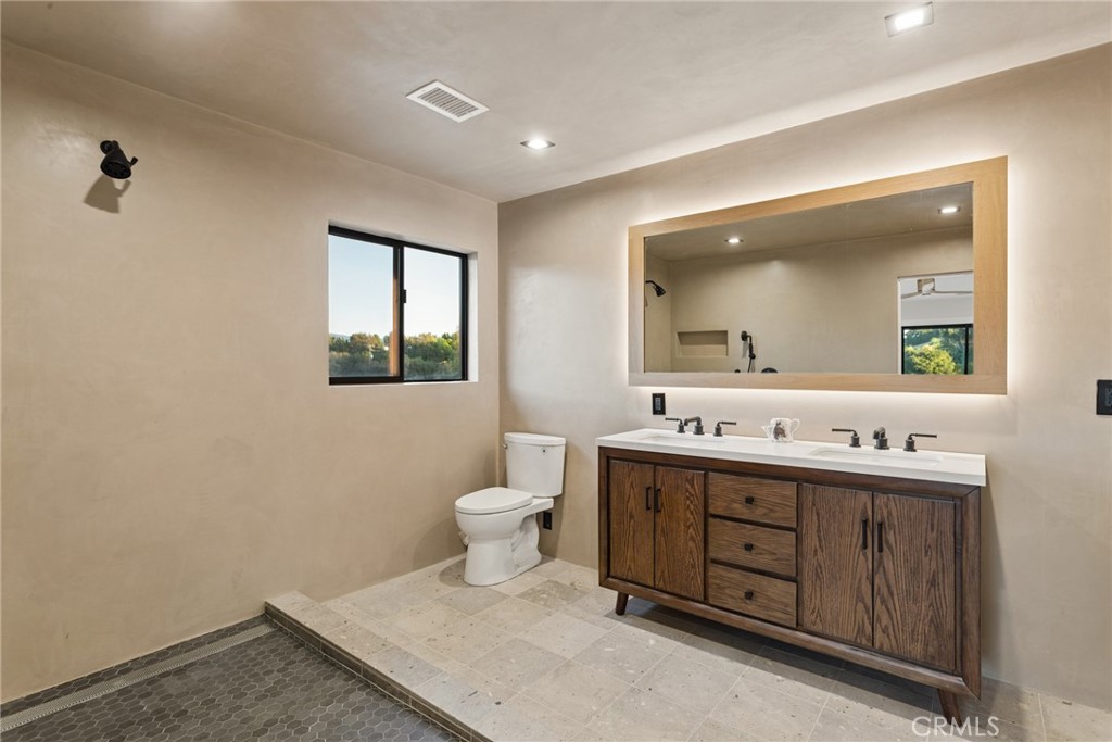 970 College Canyon
