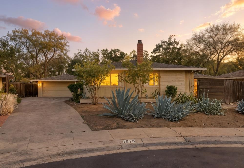 1813 Deerwood Circle
