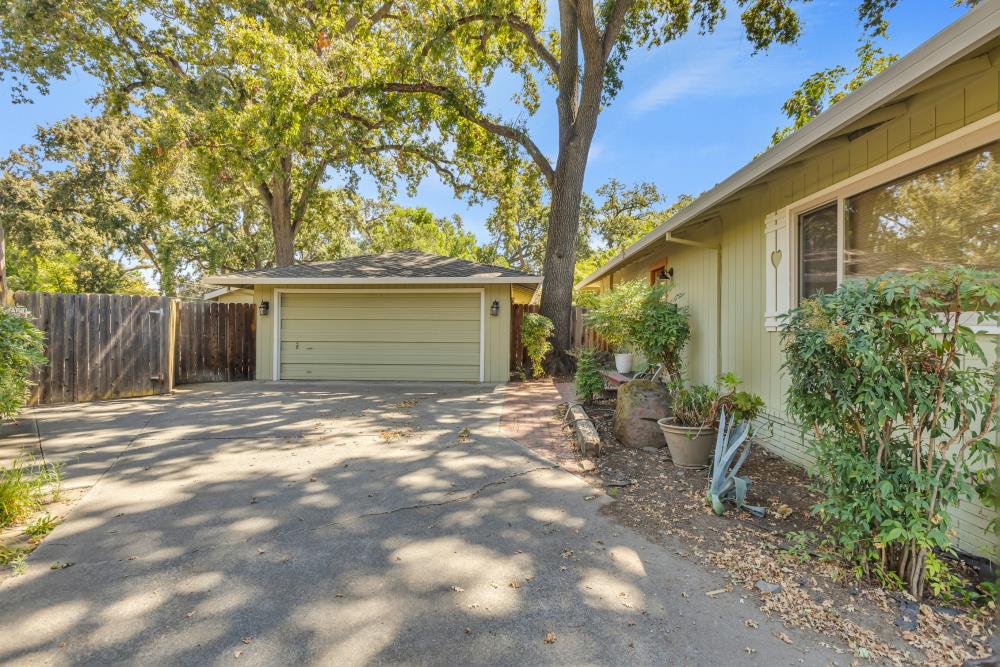 1813 Deerwood Circle
