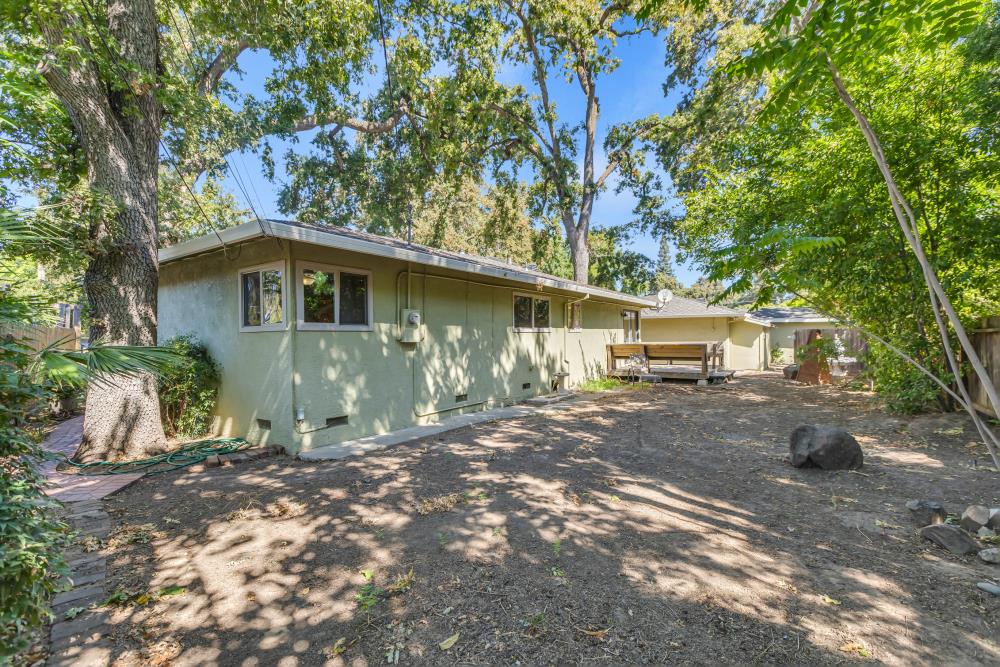 1813 Deerwood Circle