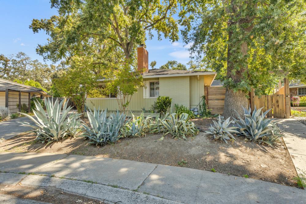 1813 Deerwood Circle