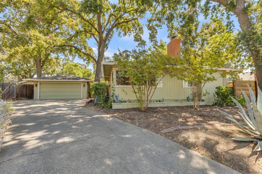 1813 Deerwood Circle