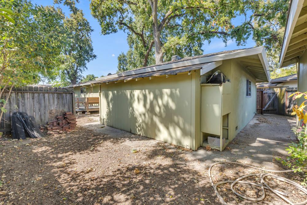 1813 Deerwood Circle
