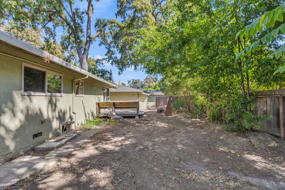 1813 Deerwood Circle