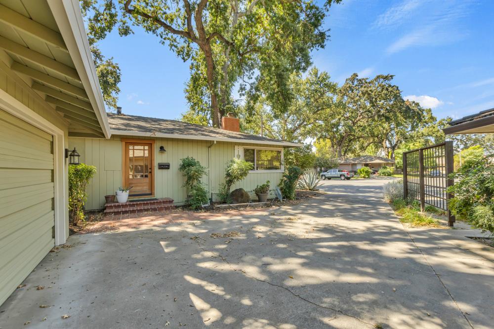 1813 Deerwood Circle