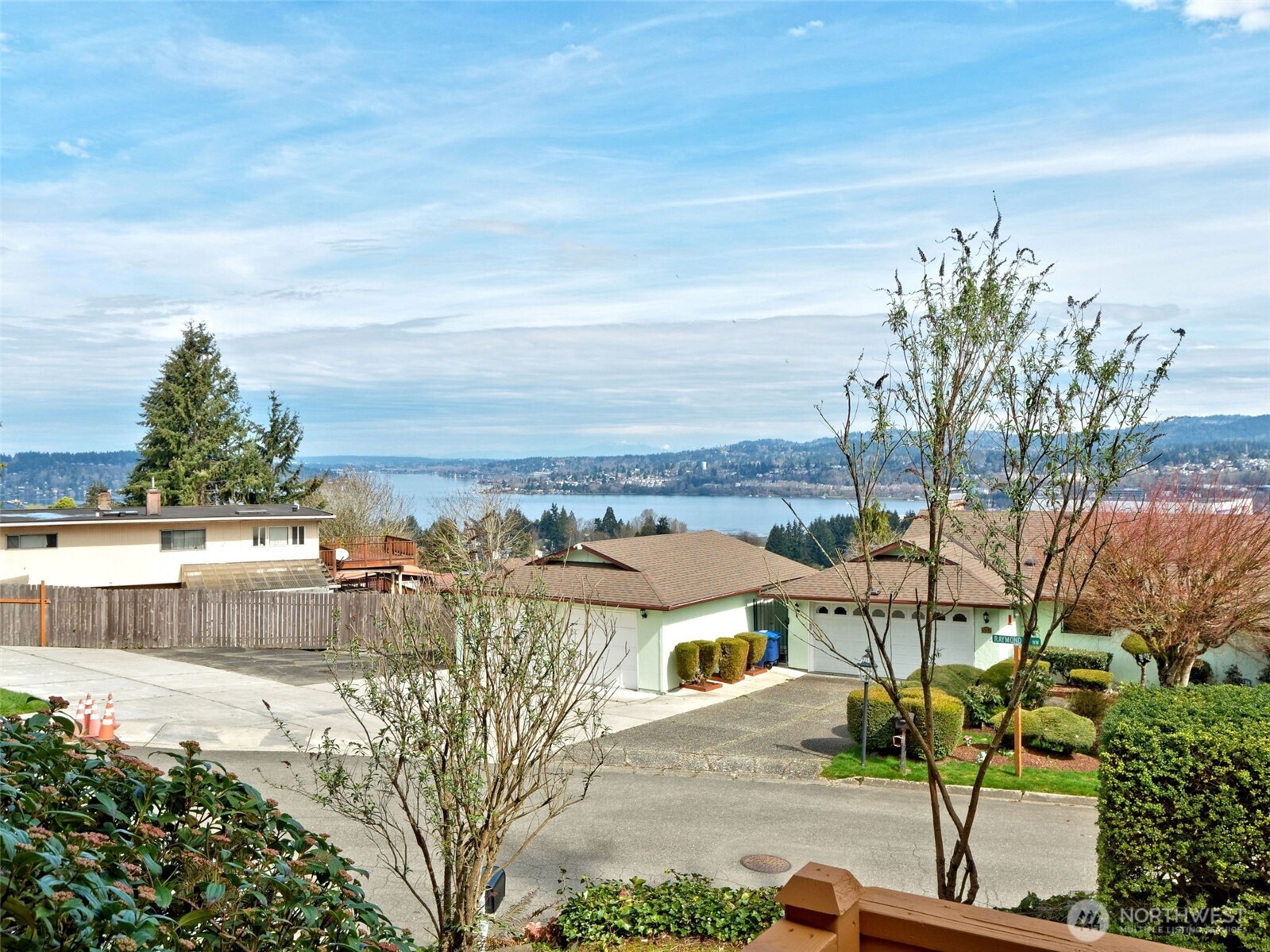 553 Raymond Place NW