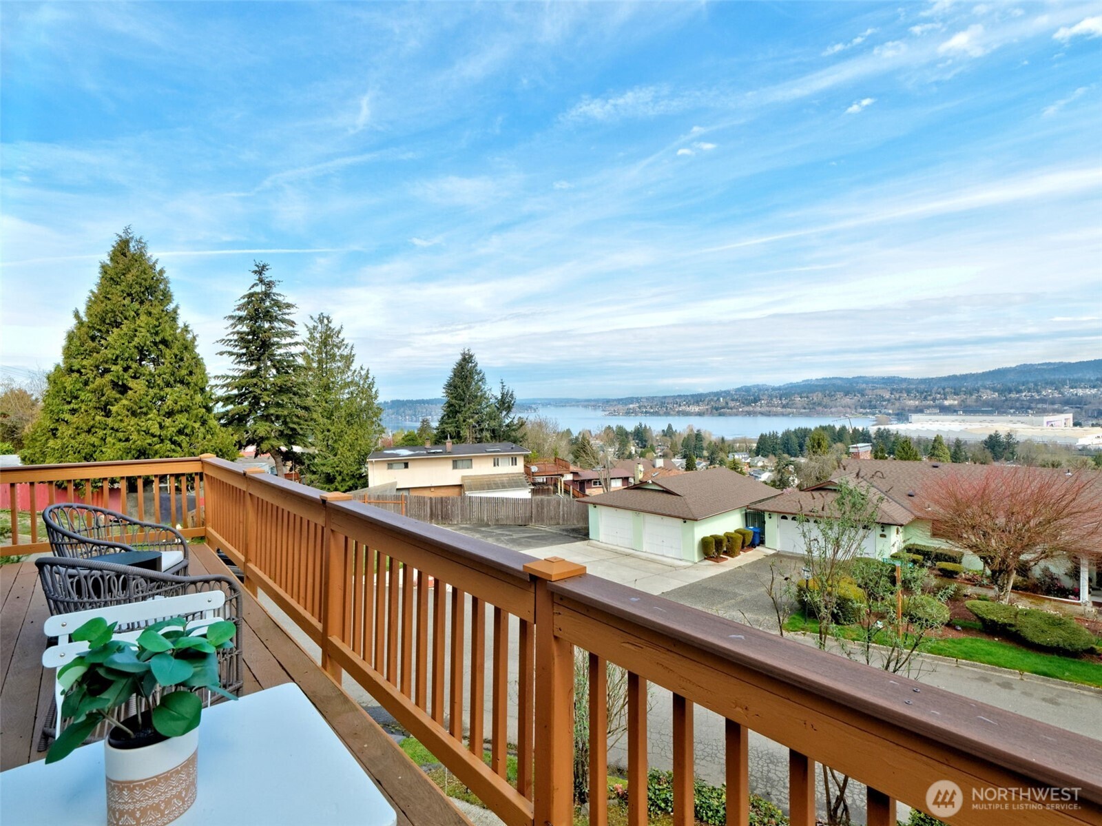 553 Raymond Place NW